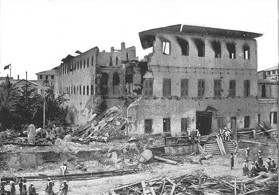 Sultanova palata u Zanzibaru posle britanskog bombardovanja 1896.