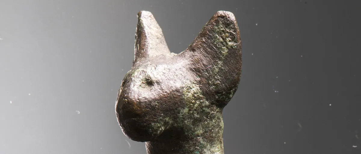 Bronzana statua boginje Bastet sa mačjom glavom, Egipatski muzej u Torinu