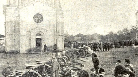 Zaplenjeni osmanski topovi ispred crkve u Kumanovu, 1912. godina