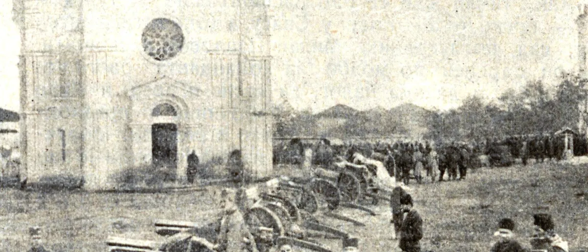 Zaplenjeni osmanski topovi ispred crkve u Kumanovu, 1912. godina