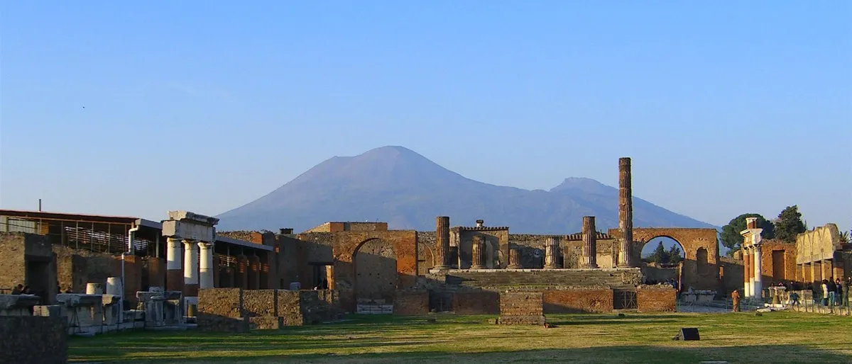 Ruševine Pompeje sa Vezuvom u pozadini