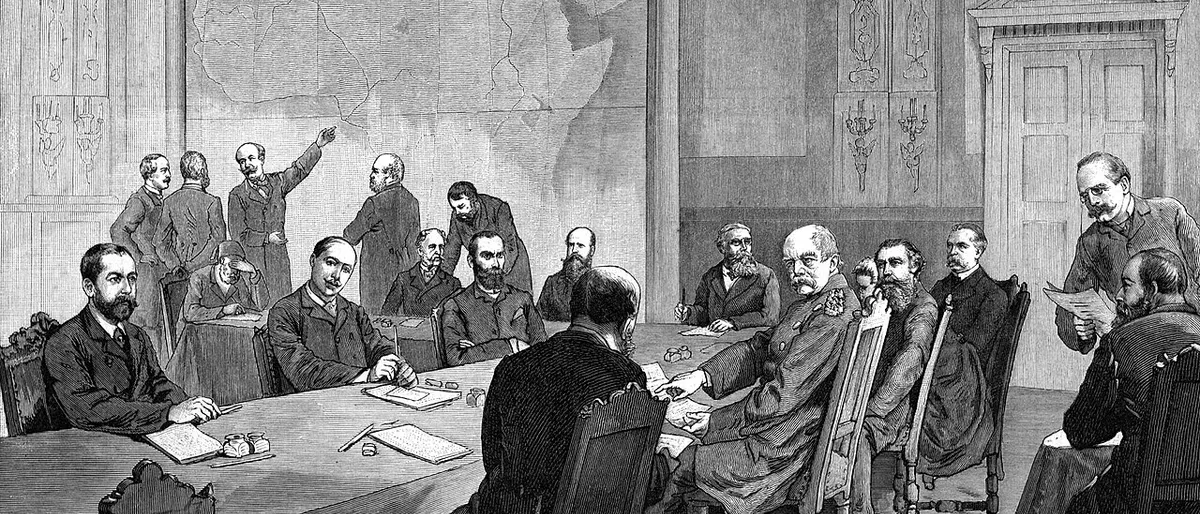 Crtež sa Berlinske konferencije 1884. godine — evropski diplomati oko velike mape Afrike