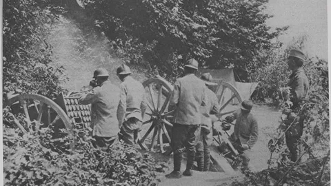 Srpski vojnici uz artiljerijsko oruđe na Solunskom frontu, fotografija iz francuskog lista Le Miroir (1916)
