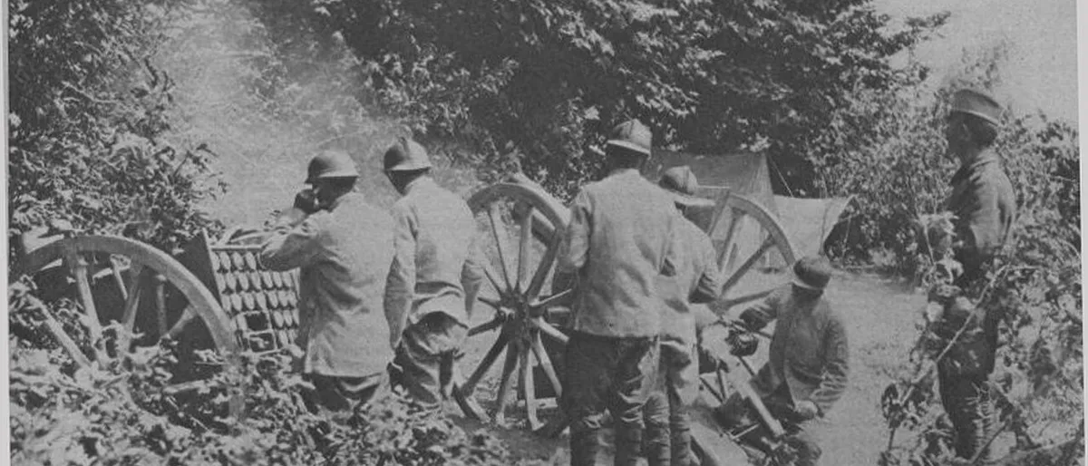 Srpski vojnici uz artiljerijsko oruđe na Solunskom frontu, fotografija iz francuskog lista Le Miroir (1916)