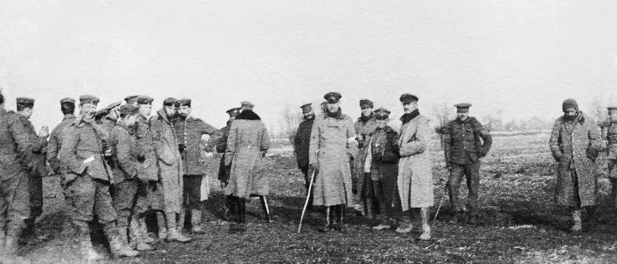 Britanski i nemački vojnici u ničijoj zemlji tokom Božićnog primirja 1914.