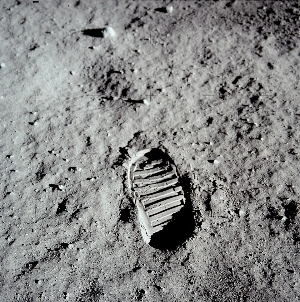 Otisak astronautske čizme u mesečevoj prašini